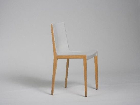 The combination with the glass-fibre-reinforced plastic shell, highlights the crisp lines of the wooden frame in an appealing way. Chair by Friso Kramer for Wilkhahn. Photo: Wilkhahn