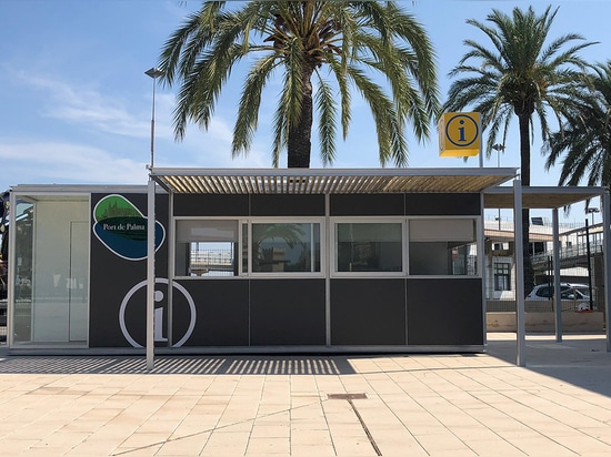 Information point kiosk with double shelter