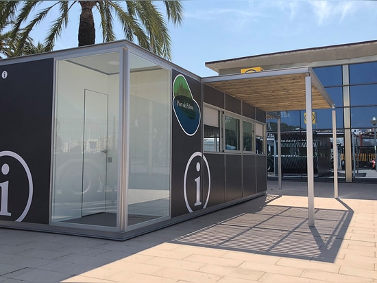 Information point kiosk with double shelter