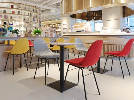 Ta Up Chairs by TOOU, surrounded by the colored atmosphere of the Elle Café in Shanghai.