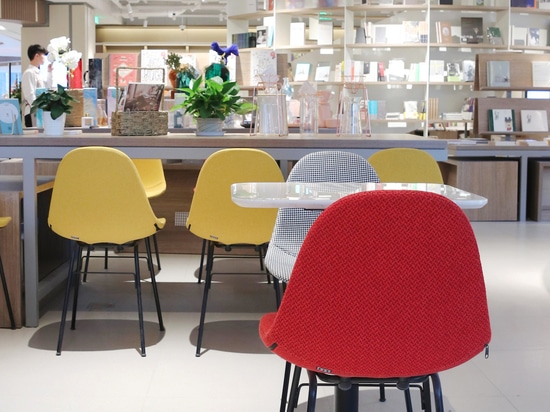 Ta Up Chairs by TOOU, surrounded by the colored atmosphere of the Elle Café in Shanghai.