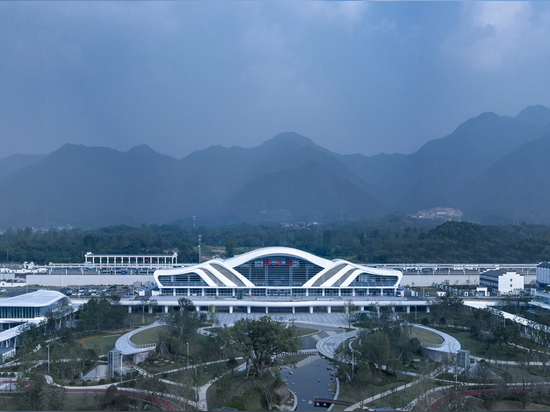 Tonglu High-speed Railway Station / Greentown Ten-D Architectural Design