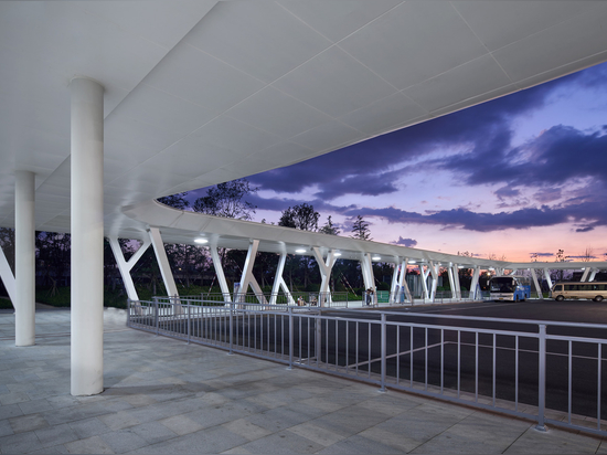 Tonglu High-speed Railway Station / Greentown Ten-D Architectural Design