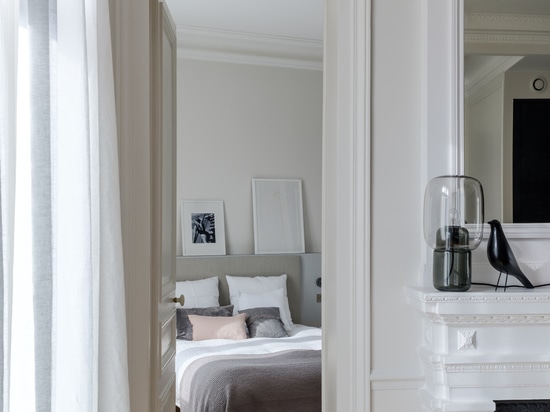 The Haussmann style of a flat in Paris brought up to date by Ritmonio Diametro 35 Inox.