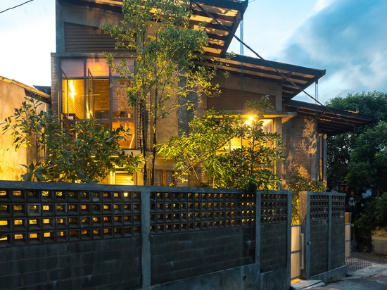 Chinthaka Wickramage Associates Built Pagoda House With Protruding Facade In Sri Lanka