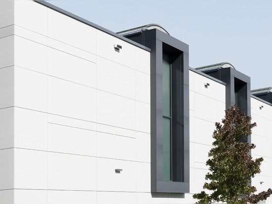 Sports hall in concrete skin