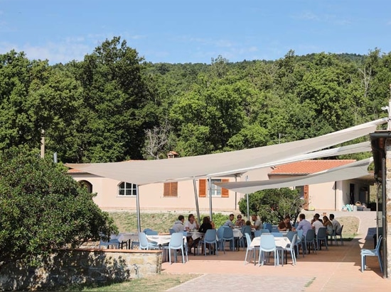 KHEOPE SAILS and SAKI by KE renovate the terrace of Agriturismo La Meridiana in Montieri