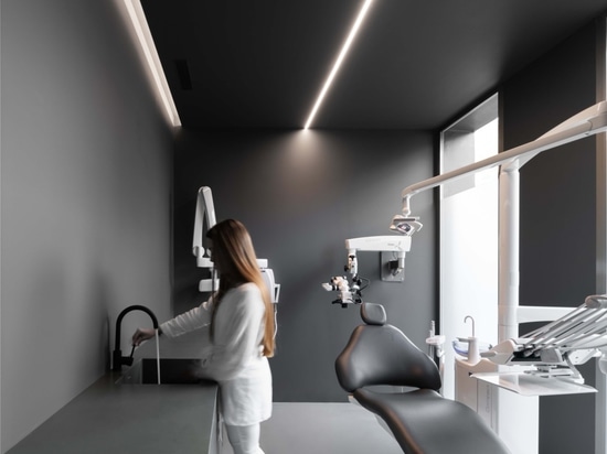 Dental Clinic by Fran Silvestre Arquitectos