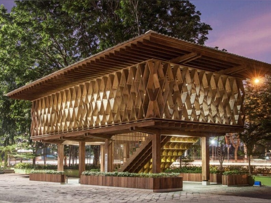 Indonesian Microlibrary uses prefab FSC-certified timber