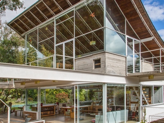 Huge roof curves over House in Samambaia designed for an architect and artist