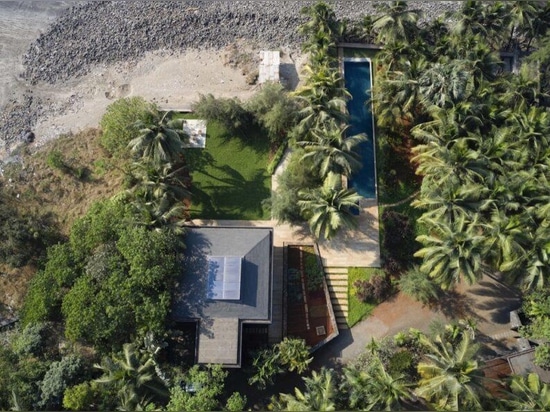 Solar-powered coastal home opens up to views of the Arabian Sea