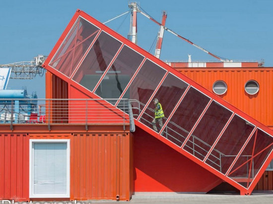 The shipping containers, once used in the transport of products and raw materials, were repurposed and adapted to provide offices and technical facilities for the Port administration.