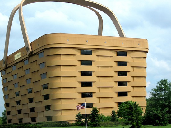 At 180,000 square feet, the basket provides office space for Longaberger's 500 employees   Read more: Longaberger’s Giant Basket Building is Made of Locally Sourced Ohio Wood Longaberger Headquarte...