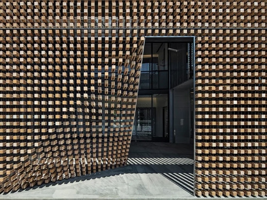 Tsukagoshi Miyashita Sekkei arranges wooden blocks into 'lumber curtain' facade in Tokyo