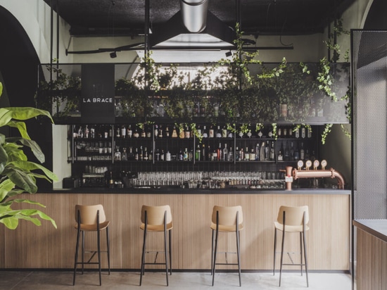 A garage turns into a restaurant in the port area of Palermo