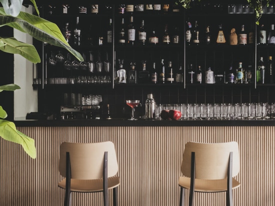 A garage turns into a restaurant in the port area of Palermo