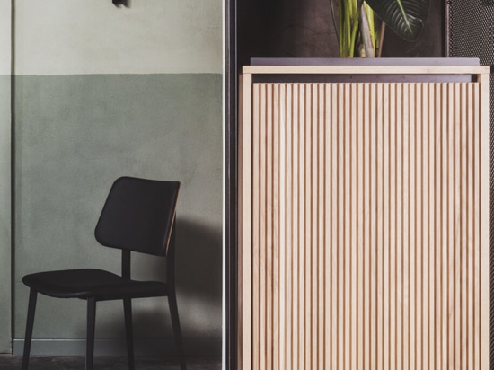 A garage turns into a restaurant in the port area of Palermo