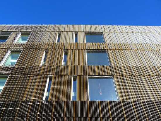 Colour gradient from dark (ground floor) to light (upper floor)