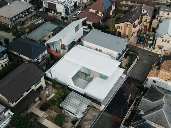 Kubota Architect Atelier's 'ho-house' in Japan combines white concrete + frosted glass