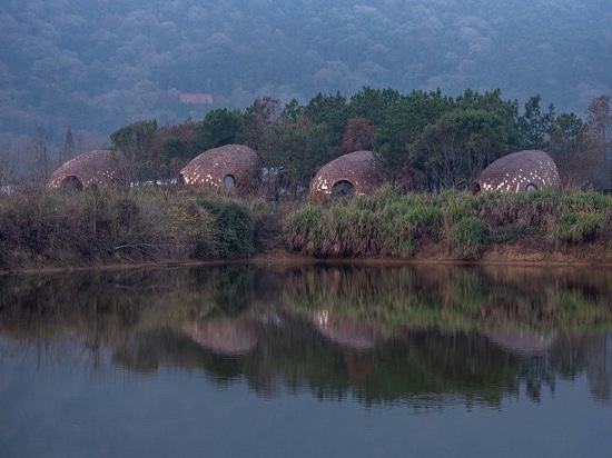 ZJJZ clads ellipsoidal guest houses in mirrored aluminum + pine shingles in rural China