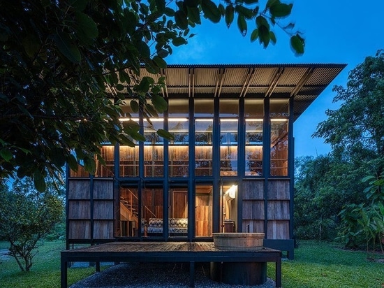 Off-grid timber cabin connects travelers to the mountainous landscape of Thailand