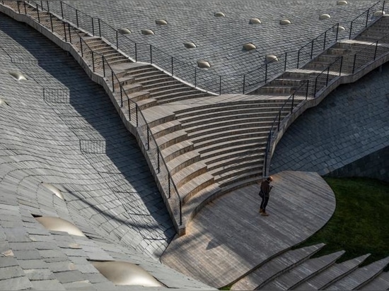 Undulating roof defines organic-inspired Chinese arts centre