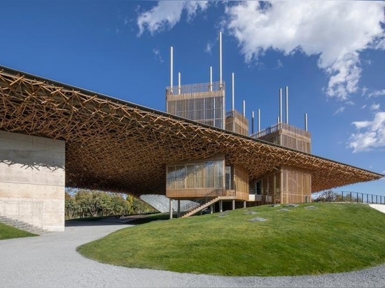 Undulating roof defines organic-inspired Chinese arts centre