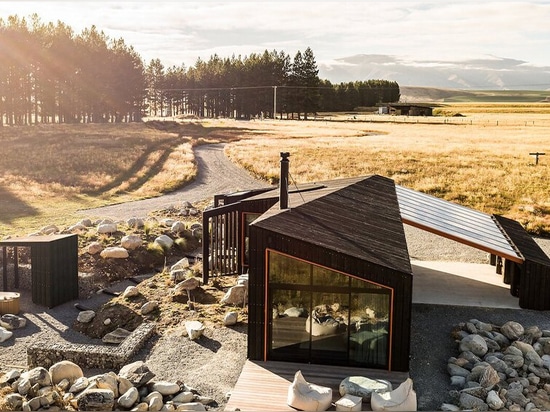 The skylark cabin sits amid the tussock grasslands, in the South Island of New Zealand