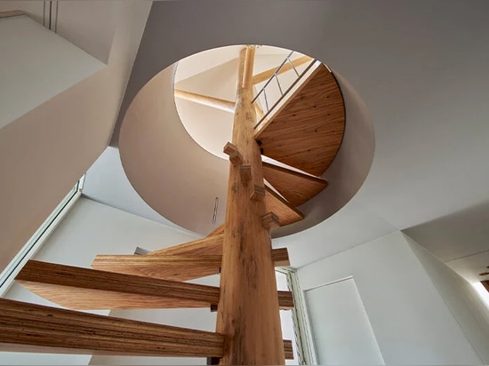 The wooden pillar connects both floors and supports the roof