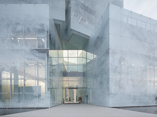 at the main pedestrian access, the cubes form a narrow and vertical gap to invite visitors to enter the center