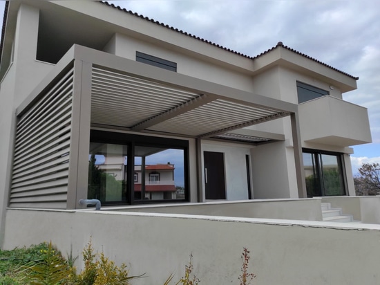 Ultimate aesthetics bioclimatic pergola CospiBio in sand color, perfectly harmonized with the colors of the house!