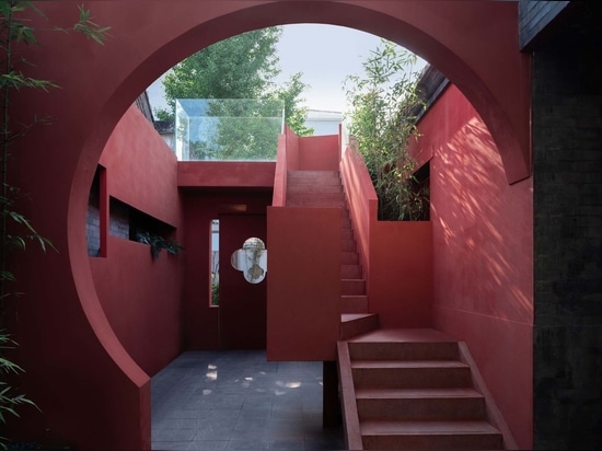 The moon gate between the two courtyards.