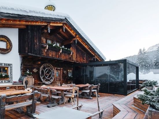 For Mondschein Restaurant, a Brera pergola on the snow in the Dolomites