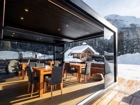 For Mondschein Restaurant, a Brera pergola on the snow in the Dolomites