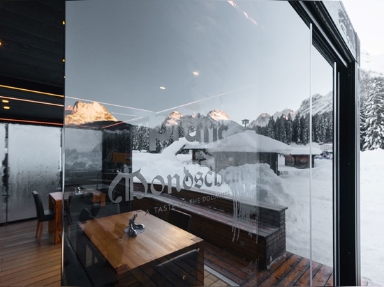 For Mondschein Restaurant, a Brera pergola on the snow in the Dolomites