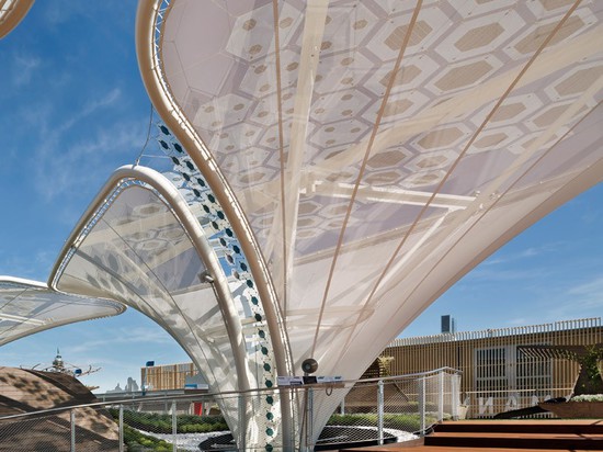 the panels, suspended by cables create a light aesthetic when coupled with the ‘ideas trees’