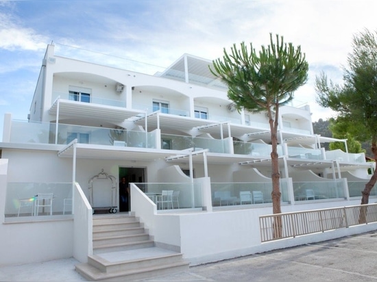 KE pergolas blend beautifully into their surroundings, adding a beautiful new look to Hotel Valle Clavia in the Gargano, Apulia