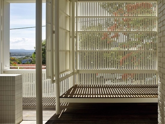 Benchseats encourage an informal occupation of the deck.