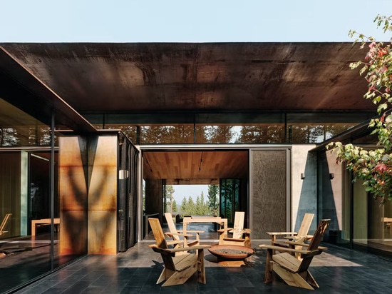 A Central Courtyard at This Sierra Nevada Retreat Evokes the Feel of a Campsite