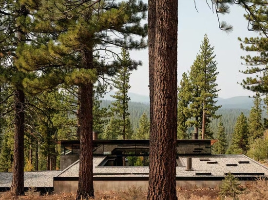 A Central Courtyard at This Sierra Nevada Retreat Evokes the Feel of a Campsite