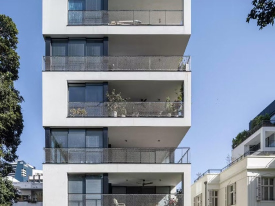 This Tel Aviv residential project blends two contemporary buildings with a historic villa