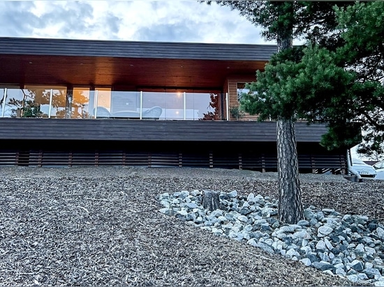 A picturesque location has been chosen, a classic combination of Scandinavian nature and modern housing construction.