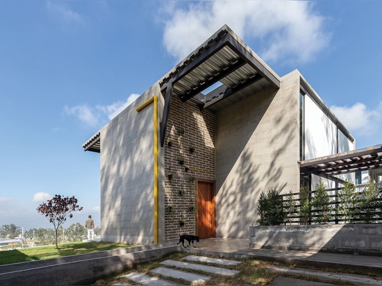 A House in Ecuador Inspired by the Exposed Concrete It’s Made From