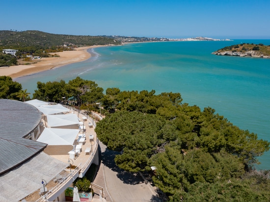 KE shade sails enhance the magical interaction between land and sea in the new, tailor-made, panoramic terrace at Gargano resort