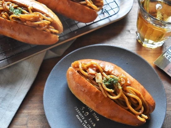 Fried-noodle bread.