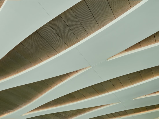 Created using mixed alloys—stainless steel and brass—SZ-4 has a unique weave to the wire mesh ceiling