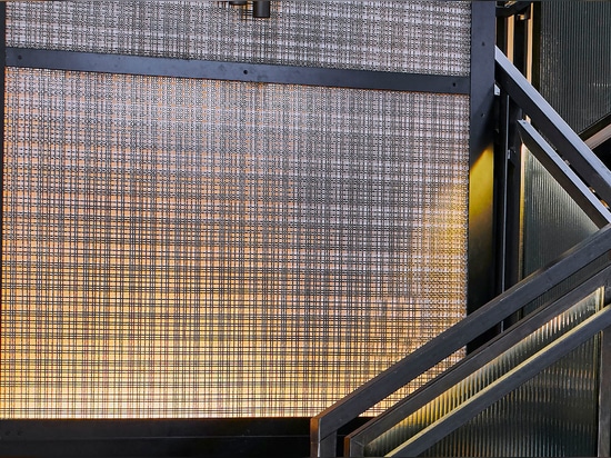 Banker Wire's SJD-21 wire mesh creates interesting patterns as it is backlit on columns in the lobby.