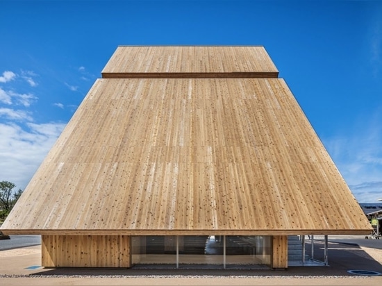 cross-laminated timber reaching for the viewing deck