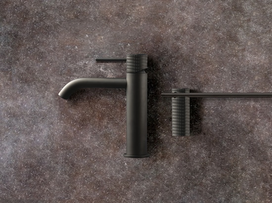 A design freedom that goes beyond the taps. Ritmonio "leaves its mark" with four exclusive Impronte to give expression to the most diverse styles to the entire bathroom.