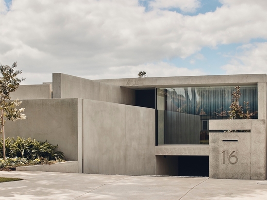 FGR Architects hides Melbourne house behind high concrete walls